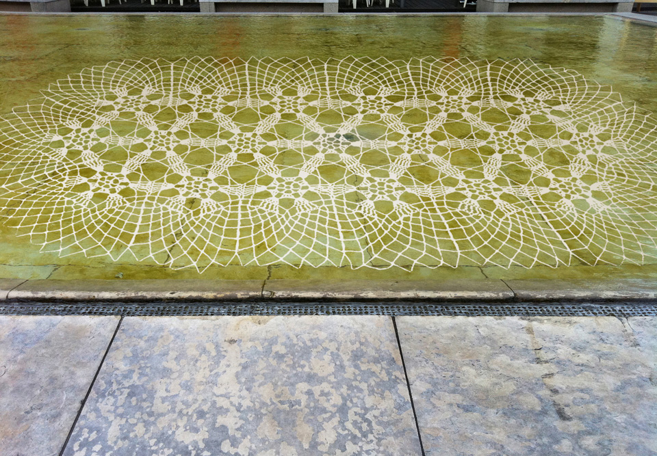 Noemi Kiss PU Schaum Spitze im Wasser MQ Wien Montage 2014